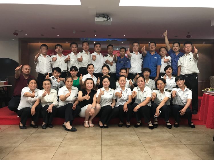 烈日(rì)下(xià)為(wèi)你(nǐ)貼心服務的(de)物(wù)業(yè)人(rén)